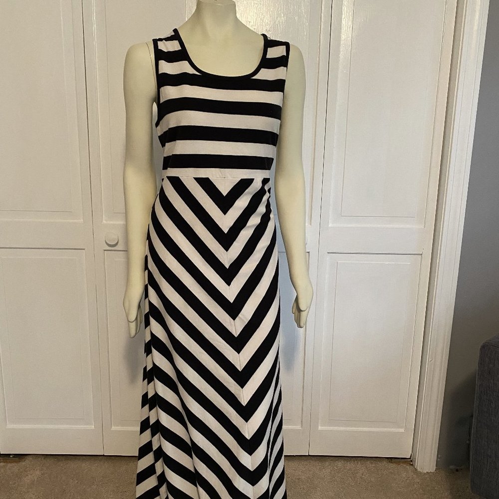 Sahalie - Black/White Maxi Dress - Picture 2 of 4